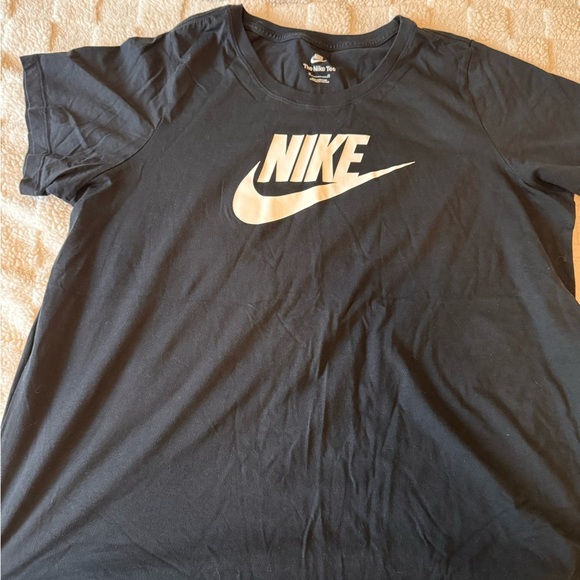 Nike Black Short Sleeve Tee - Picture 1 of 2